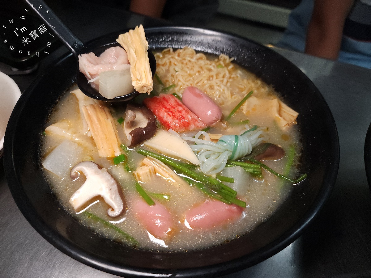 小饞貓骨湯麻辣燙｜興南夜市美食，暖心骨湯麻辣燙，在地人激推的宵夜好選擇！
