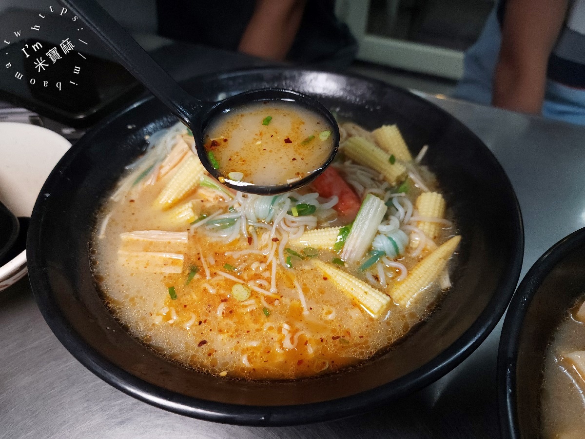 小饞貓骨湯麻辣燙｜興南夜市美食，暖心骨湯麻辣燙，在地人激推的宵夜好選擇！