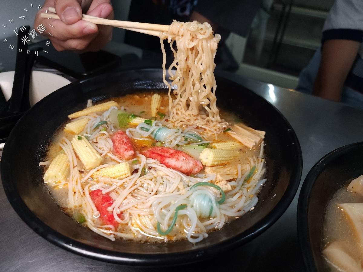 小饞貓骨湯麻辣燙｜興南夜市美食，暖心骨湯麻辣燙，在地人激推的宵夜好選擇！