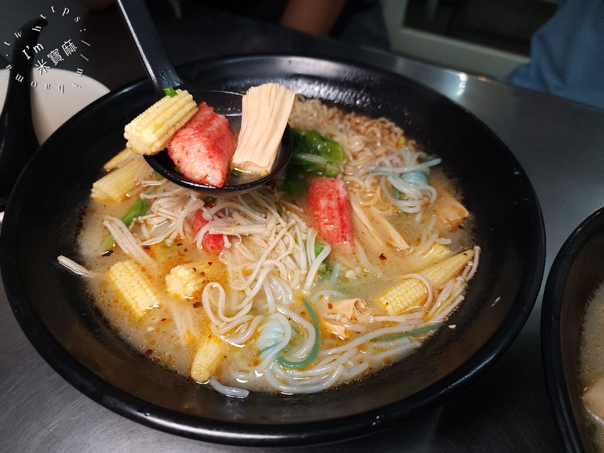 小饞貓骨湯麻辣燙｜興南夜市美食，暖心骨湯麻辣燙，在地人激推的宵夜好選擇！