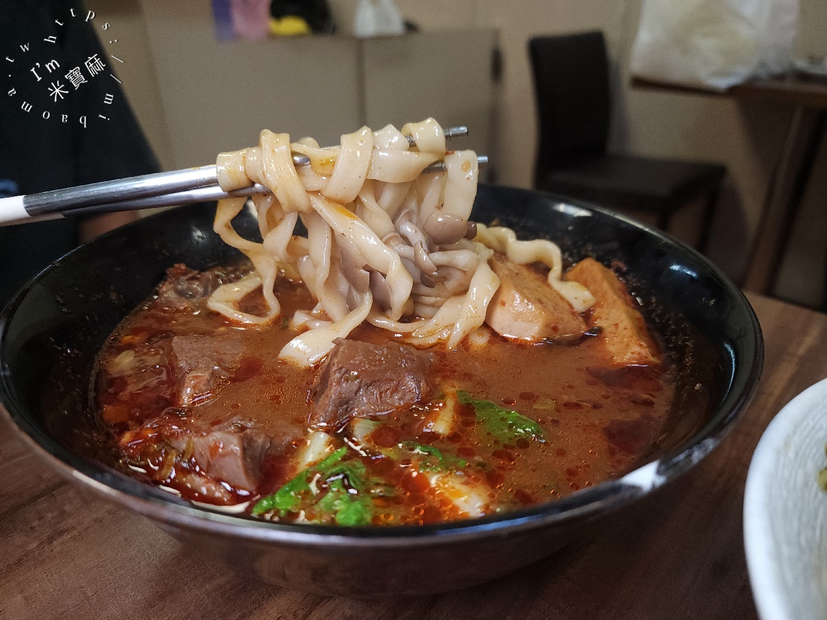 阿達師牛肉麵｜板橋美食，超人氣排隊美食，紅燒麻辣湯頭銷魂暖胃！