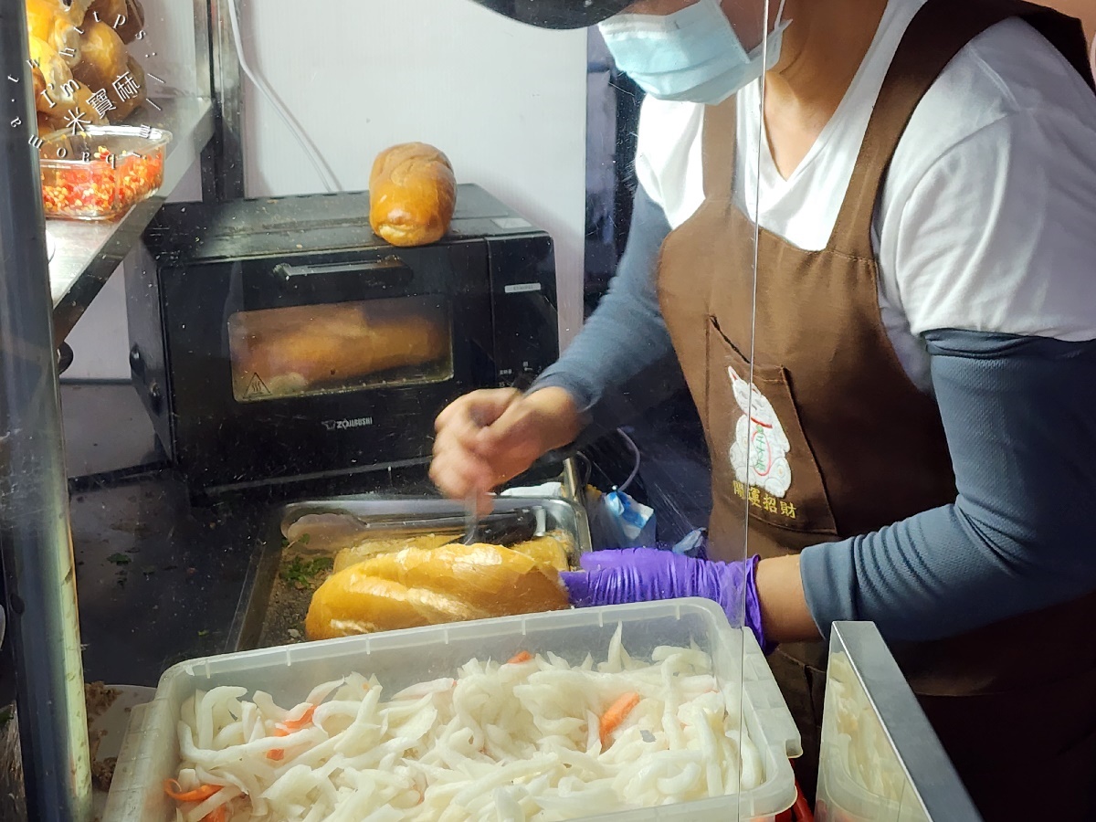 萬華寶興街無名越南法式麵包｜萬華美食，百元爆料酥脆香！台北必吃越式銅板小吃推薦