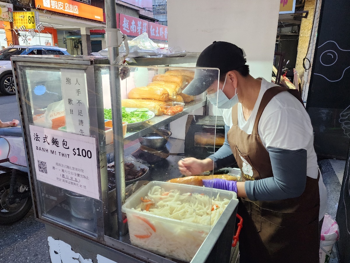 萬華寶興街無名越南法式麵包｜萬華美食，百元爆料酥脆香！台北必吃越式銅板小吃推薦