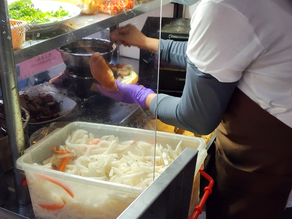 萬華寶興街無名越南法式麵包｜萬華美食，百元爆料酥脆香！台北必吃越式銅板小吃推薦