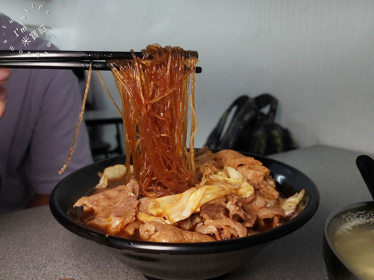 金金麵館｜興南夜市美食，麻辣燙夠味、乾拌麵銷魂，晚餐宵夜就選這