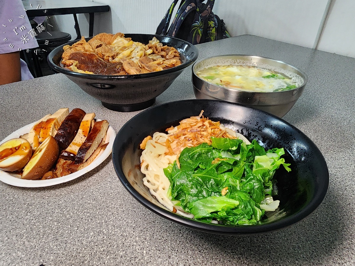 金金麵館｜興南夜市美食，麻辣燙夠味、乾拌麵銷魂，晚餐宵夜就選這