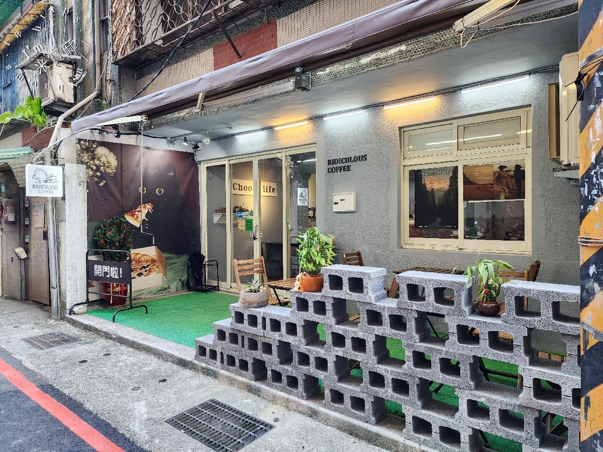 荒謬咖啡|新店美食,誰說喝咖啡只能發呆?來這裡讓你邊吃輕食邊玩挖土機! 荒謬咖啡|新店美食,誰說喝咖啡只能發呆?來這裡讓你邊吃輕食邊玩挖土機!