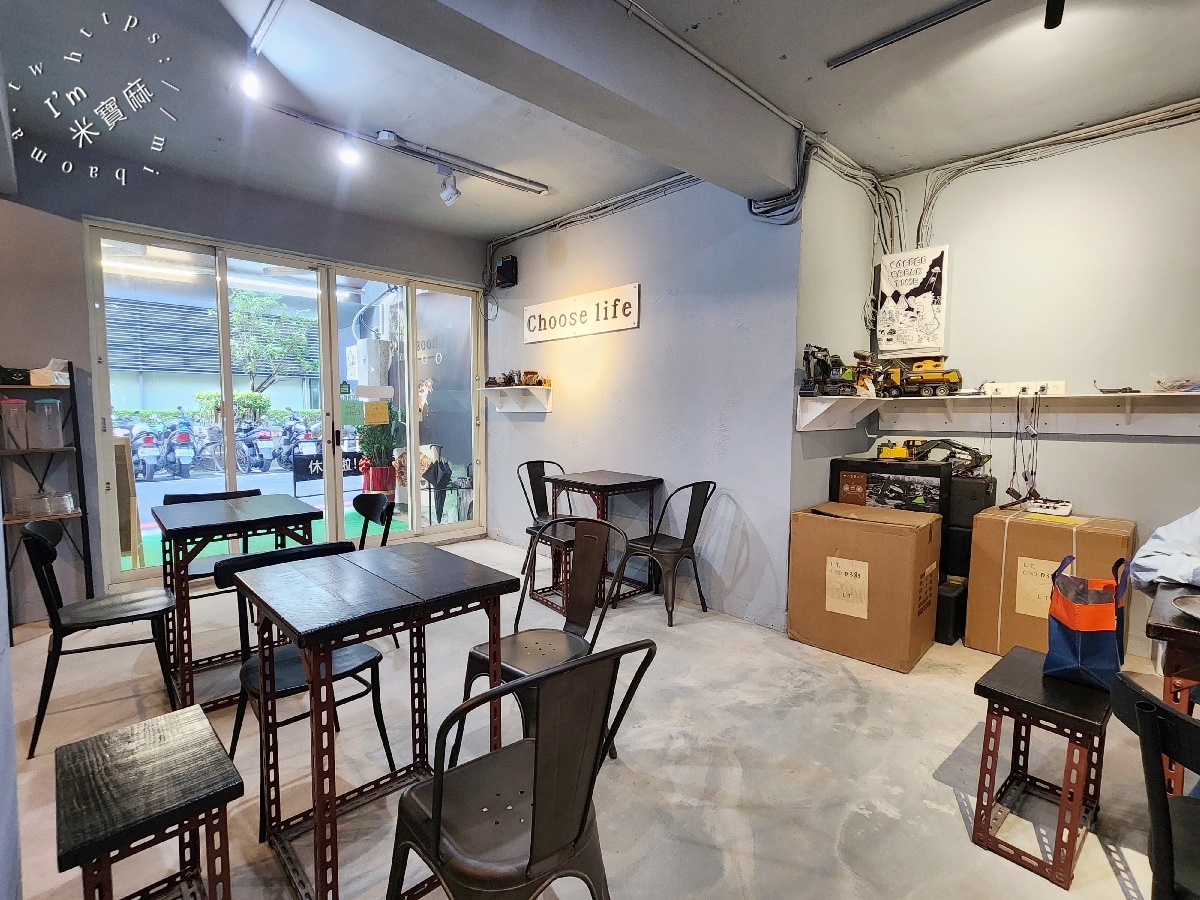 荒謬咖啡|新店美食,誰說喝咖啡只能發呆?來這裡讓你邊吃輕食邊玩挖土機! 荒謬咖啡|新店美食,誰說喝咖啡只能發呆?來這裡讓你邊吃輕食邊玩挖土機!