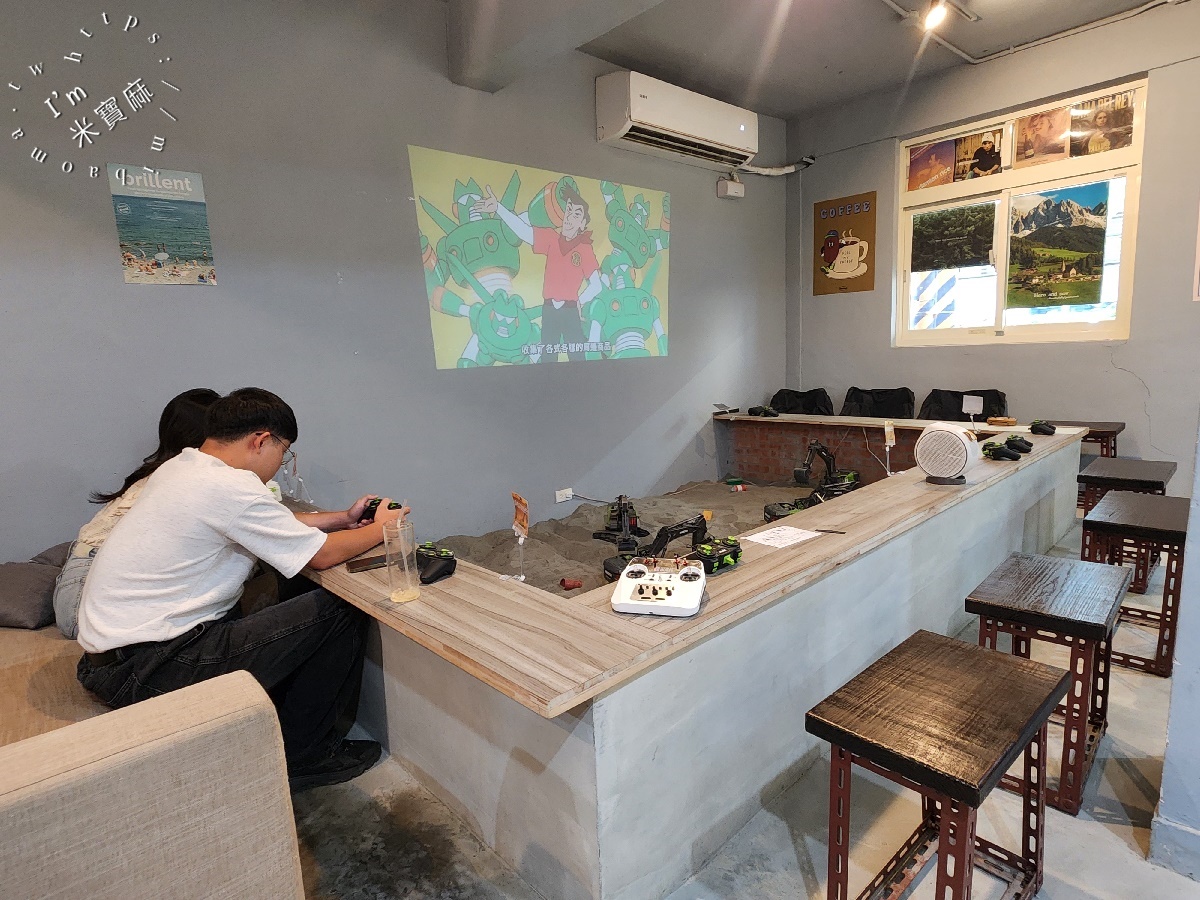 荒謬咖啡|新店美食,誰說喝咖啡只能發呆?來這裡讓你邊吃輕食邊玩挖土機! 荒謬咖啡|新店美食,誰說喝咖啡只能發呆?來這裡讓你邊吃輕食邊玩挖土機!