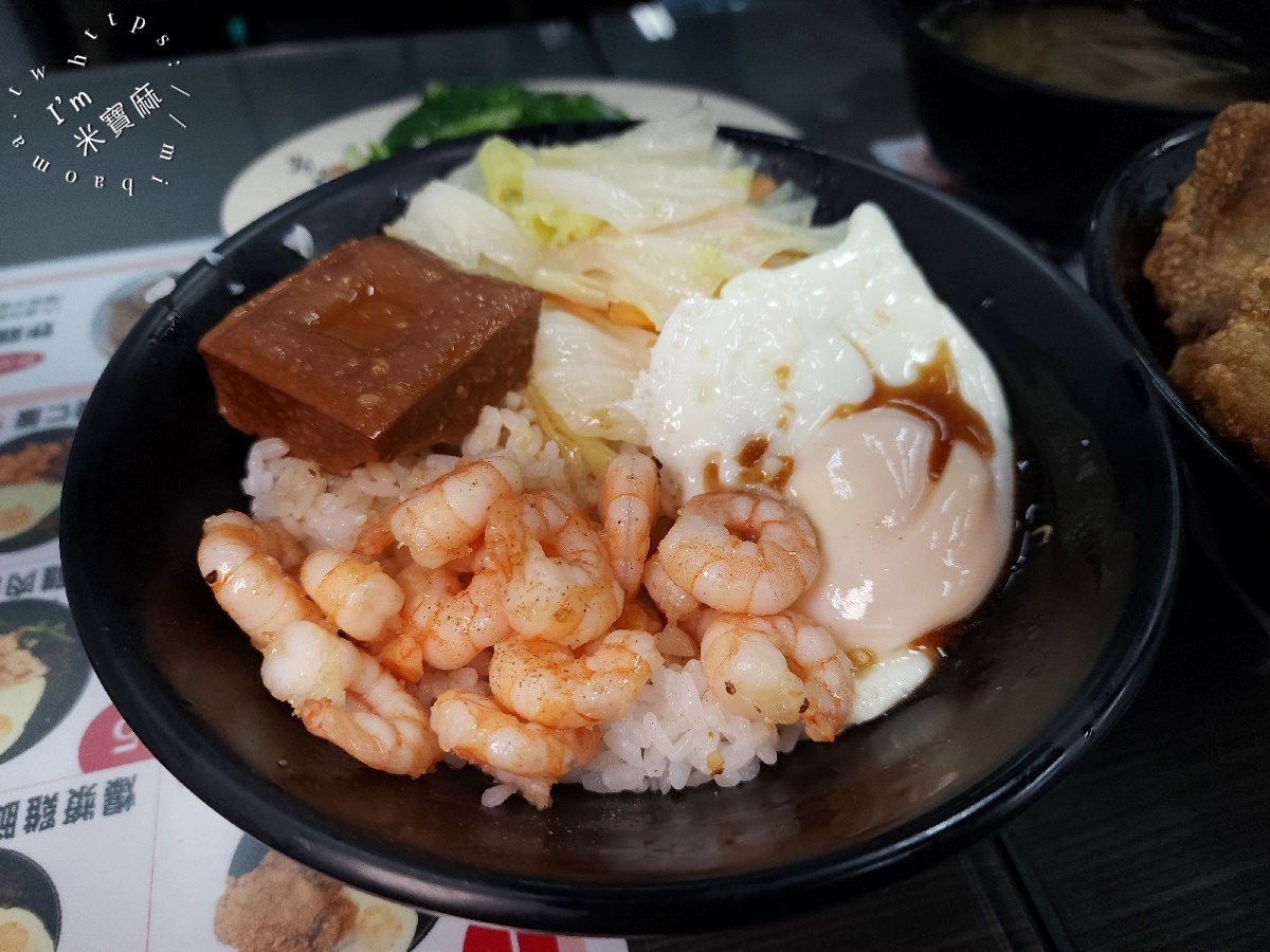 蝦味鮮蝦仁排骨飯｜新店美食，不裹粉手剝鮮蝦仁，爆漿排骨飯雙重奏，饕客首選！
