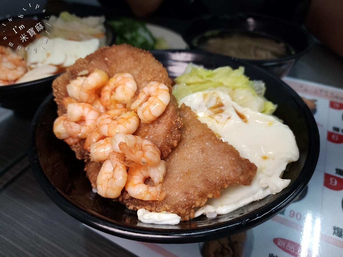 蝦味鮮蝦仁排骨飯｜新店美食，不裹粉手剝鮮蝦仁，爆漿排骨飯雙重奏，饕客首選！