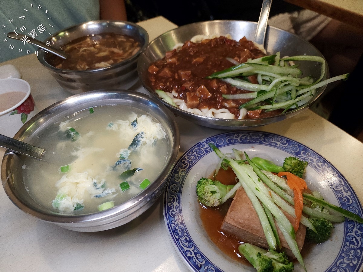 銀記手擀刀切牛肉麵｜光華商圈巷弄美食，忠孝新生站大份量牛肉麵、麵食、炒飯推薦！