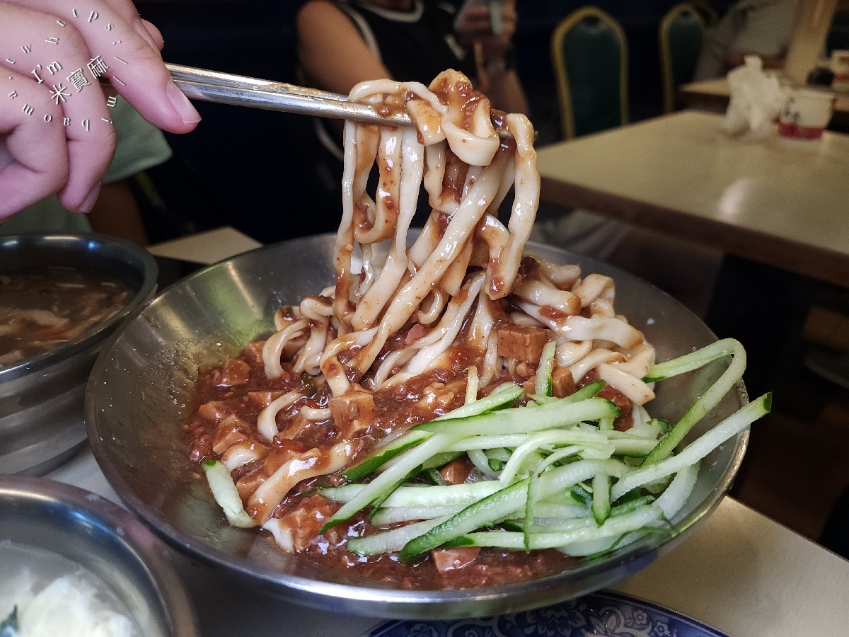 銀記手擀刀切牛肉麵｜光華商圈巷弄美食，忠孝新生站大份量牛肉麵、麵食、炒飯推薦！