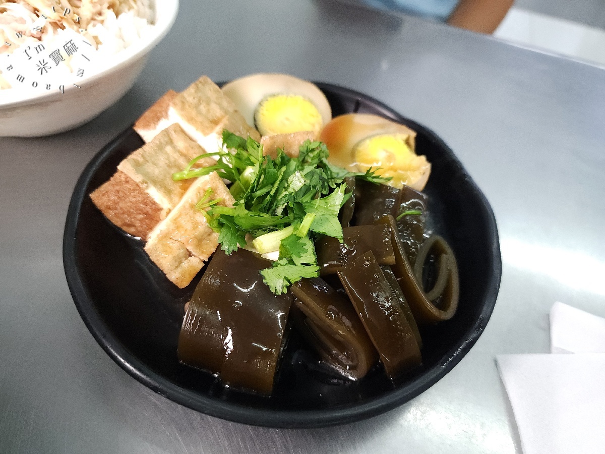 傅家雞肉飯｜新店美食，從攤販到店面，在地人激推的雞肉飯、滷肉飯、竹筍湯！