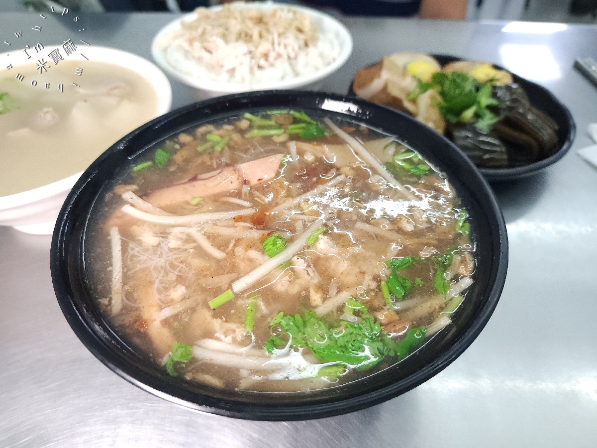 傅家雞肉飯｜新店美食，從攤販到店面，在地人激推的雞肉飯、滷肉飯、竹筍湯！