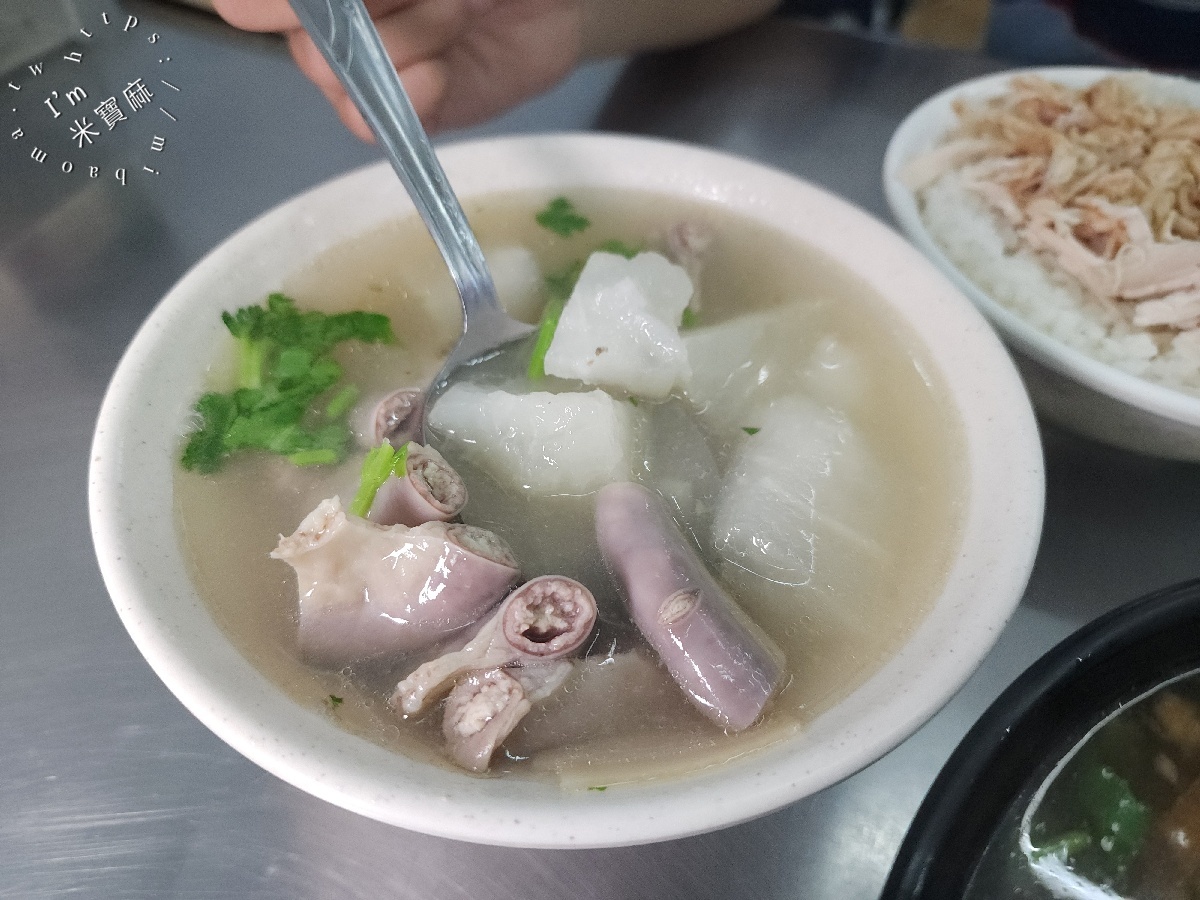 傅家雞肉飯｜新店美食，從攤販到店面，在地人激推的雞肉飯、滷肉飯、竹筍湯！