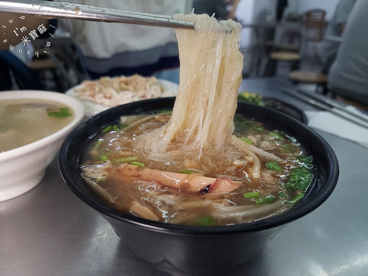 傅家雞肉飯｜新店美食，從攤販到店面，在地人激推的雞肉飯、滷肉飯、竹筍湯！