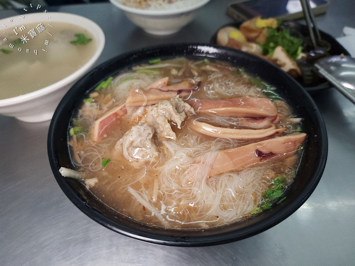 傅家雞肉飯｜新店美食，從攤販到店面，在地人激推的雞肉飯、滷肉飯、竹筍湯！