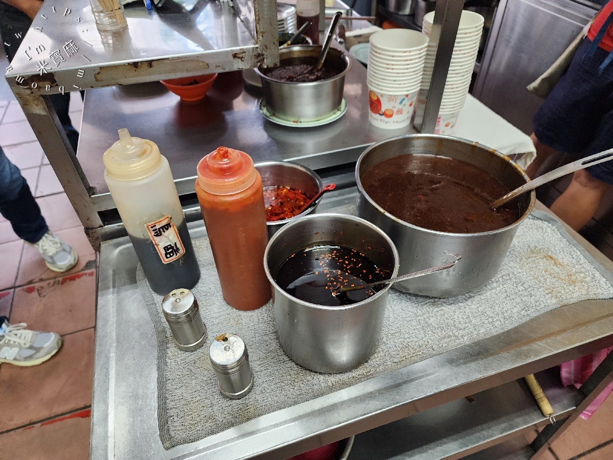 萬華烏醋乾麵 原阿明烏醋麵｜萬華美食，一甲子古早味，神級烏醋乾麵、霸氣黑白切，銅板價享受老饕級美味！