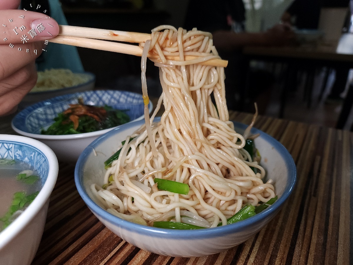 萬華烏醋乾麵 原阿明烏醋麵｜萬華美食，一甲子古早味，神級烏醋乾麵、霸氣黑白切，銅板價享受老饕級美味！