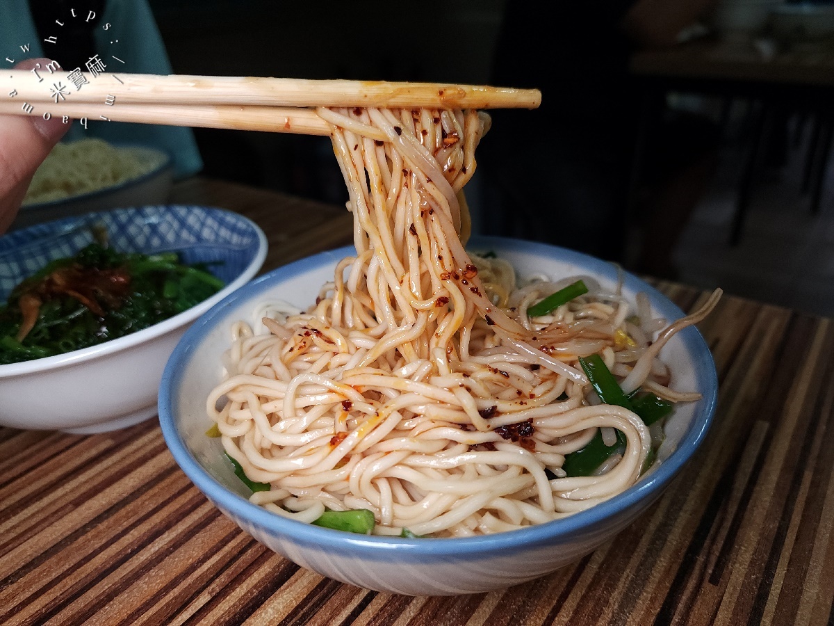 萬華烏醋乾麵 原阿明烏醋麵｜萬華美食，一甲子古早味，神級烏醋乾麵、霸氣黑白切，銅板價享受老饕級美味！