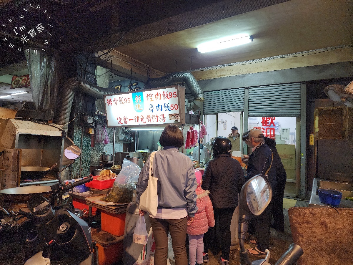 蔡家排骨飯｜板橋府中站40年老字號！銷魂滷排骨、肥嫩焢肉飯，在地人激推的百元排隊美食