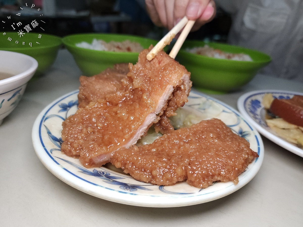 蔡家排骨飯｜板橋府中站40年老字號！銷魂滷排骨、肥嫩焢肉飯，在地人激推的百元排隊美食