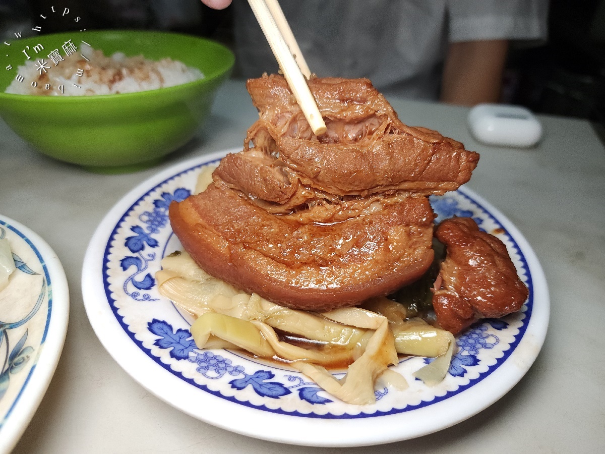 蔡家排骨飯｜板橋府中站40年老字號！銷魂滷排骨、肥嫩焢肉飯，在地人激推的百元排隊美食