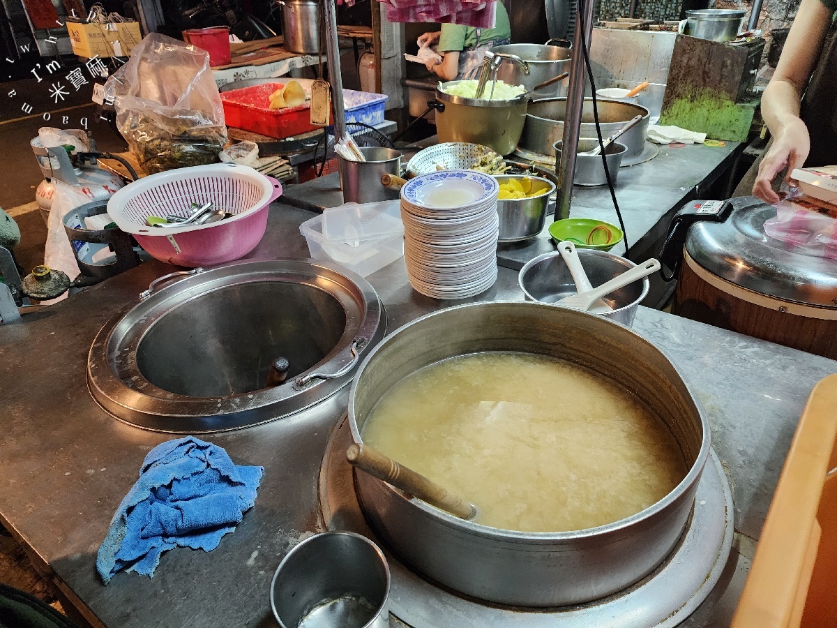 蔡家排骨飯｜板橋府中站40年老字號！銷魂滷排骨、肥嫩焢肉飯，在地人激推的百元排隊美食
