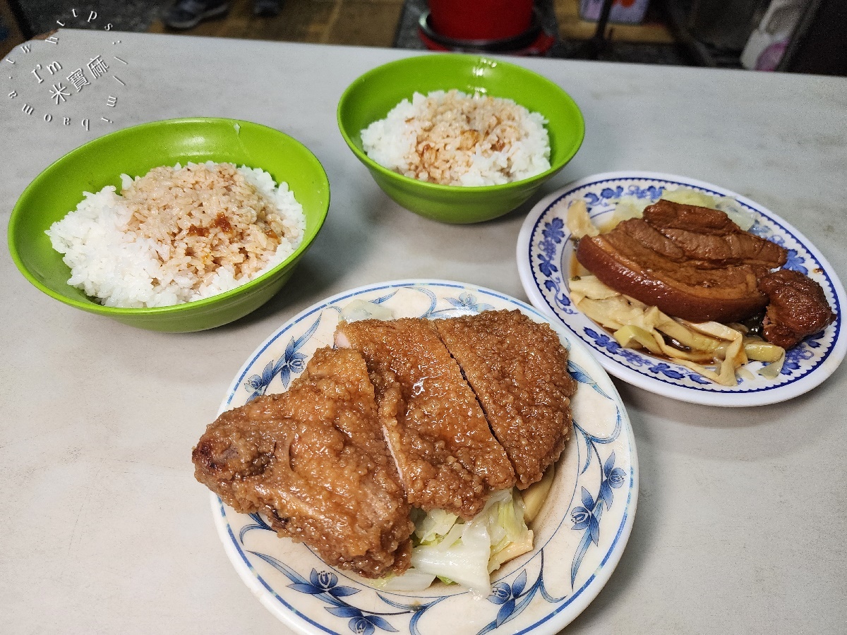 蔡家排骨飯｜板橋府中站40年老字號！銷魂滷排骨、肥嫩焢肉飯，在地人激推的百元排隊美食