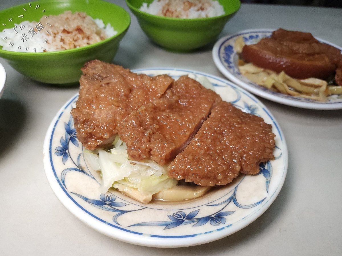 蔡家排骨飯｜板橋府中站40年老字號！銷魂滷排骨、肥嫩焢肉飯，在地人激推的百元排隊美食