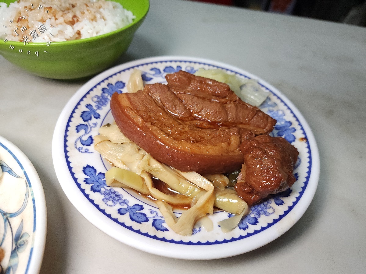 蔡家排骨飯｜板橋府中站40年老字號！銷魂滷排骨、肥嫩焢肉飯，在地人激推的百元排隊美食