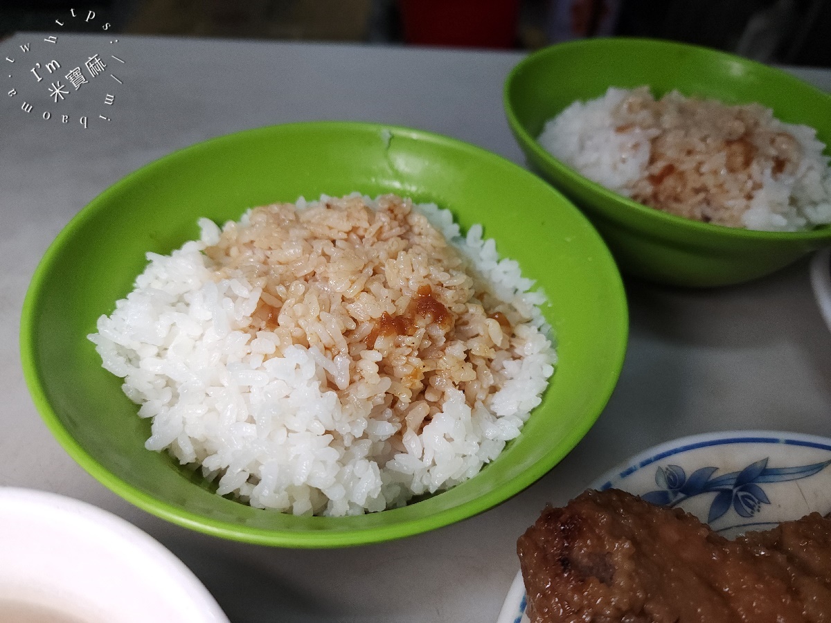 蔡家排骨飯｜板橋府中站40年老字號！銷魂滷排骨、肥嫩焢肉飯，在地人激推的百元排隊美食