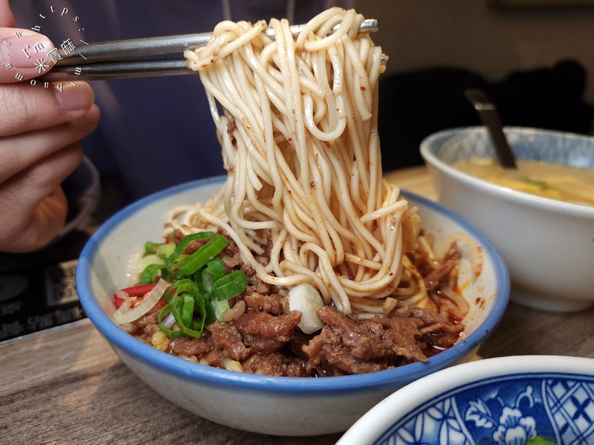 忠青商行｜善導寺站人氣蝦仁飯排隊店！台北中正區古早味，炸排骨、威士忌牛肉拌麵也別錯過！