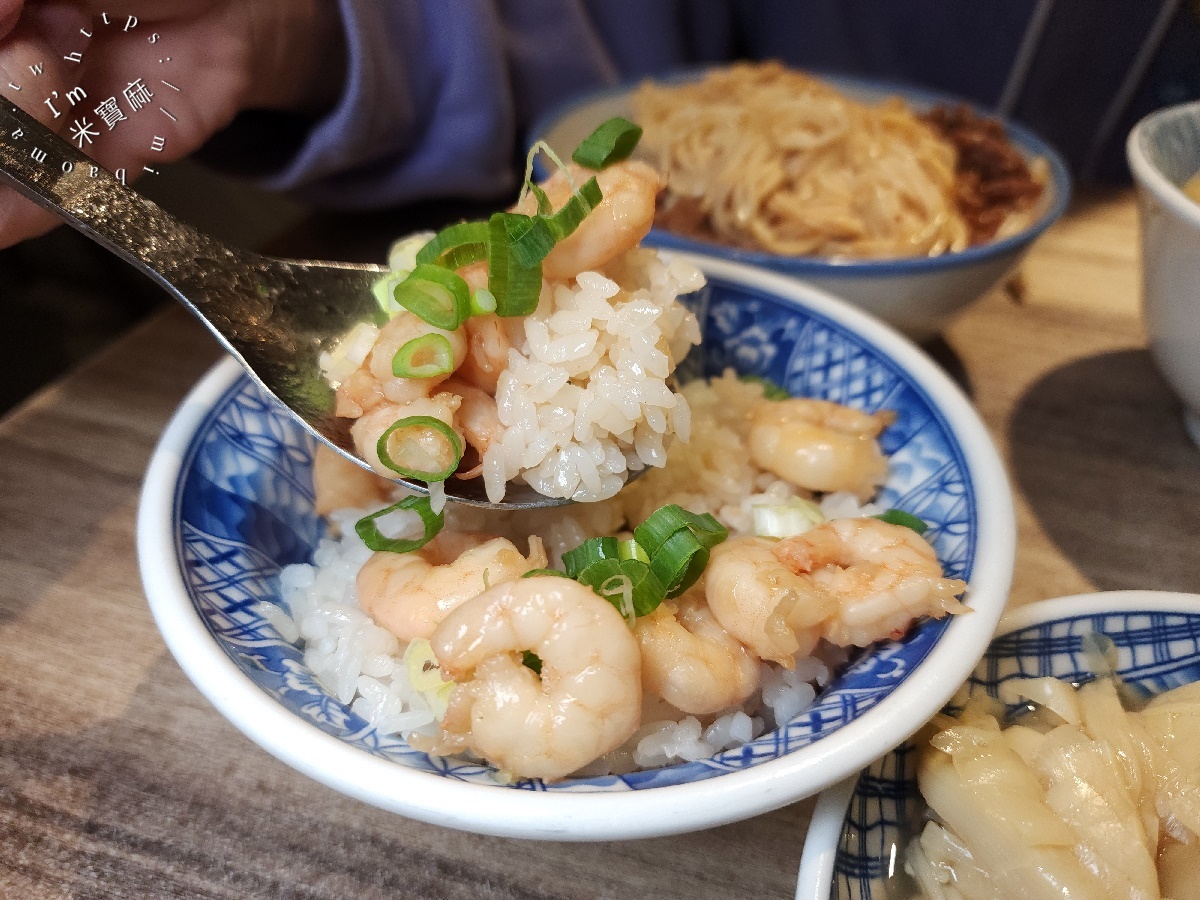忠青商行|善導寺站人氣蝦仁飯排隊店!台北中正區古早味,炸排骨、威士忌牛肉拌麵也別錯過! 忠青商行|善導寺站人氣蝦仁飯排隊店!台北中正區古早味,炸排骨、威士忌牛肉拌麵也別錯過!