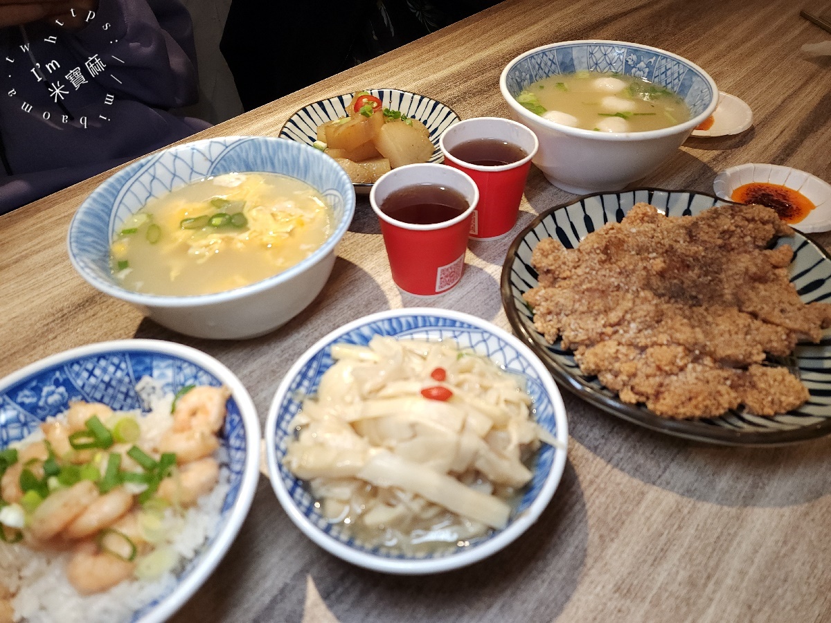 忠青商行|善導寺站人氣蝦仁飯排隊店!台北中正區古早味,炸排骨、威士忌牛肉拌麵也別錯過! 忠青商行|善導寺站人氣蝦仁飯排隊店!台北中正區古早味,炸排骨、威士忌牛肉拌麵也別錯過!