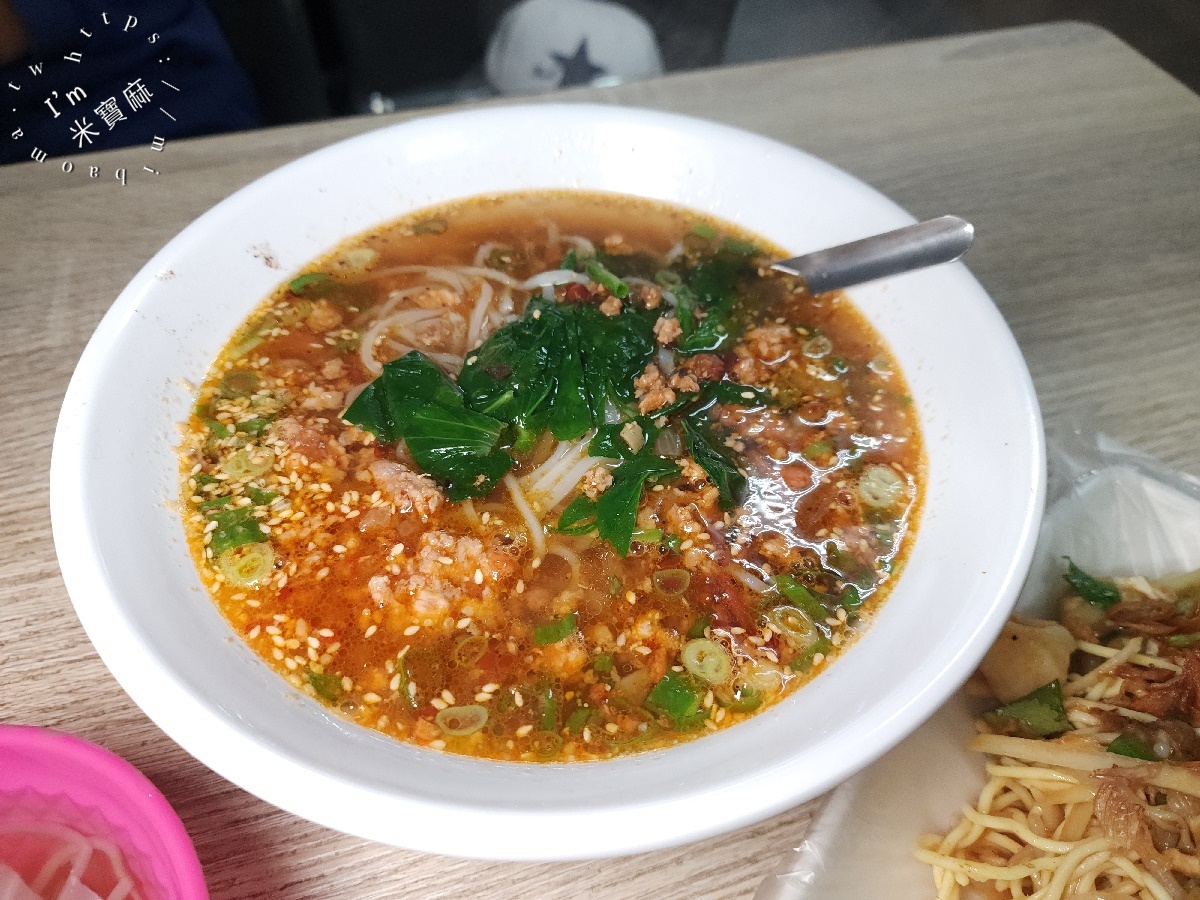 傣族姑娘｜中和華新街美食，平價異國料理的涼拌麵與粑粑絲美味探索！