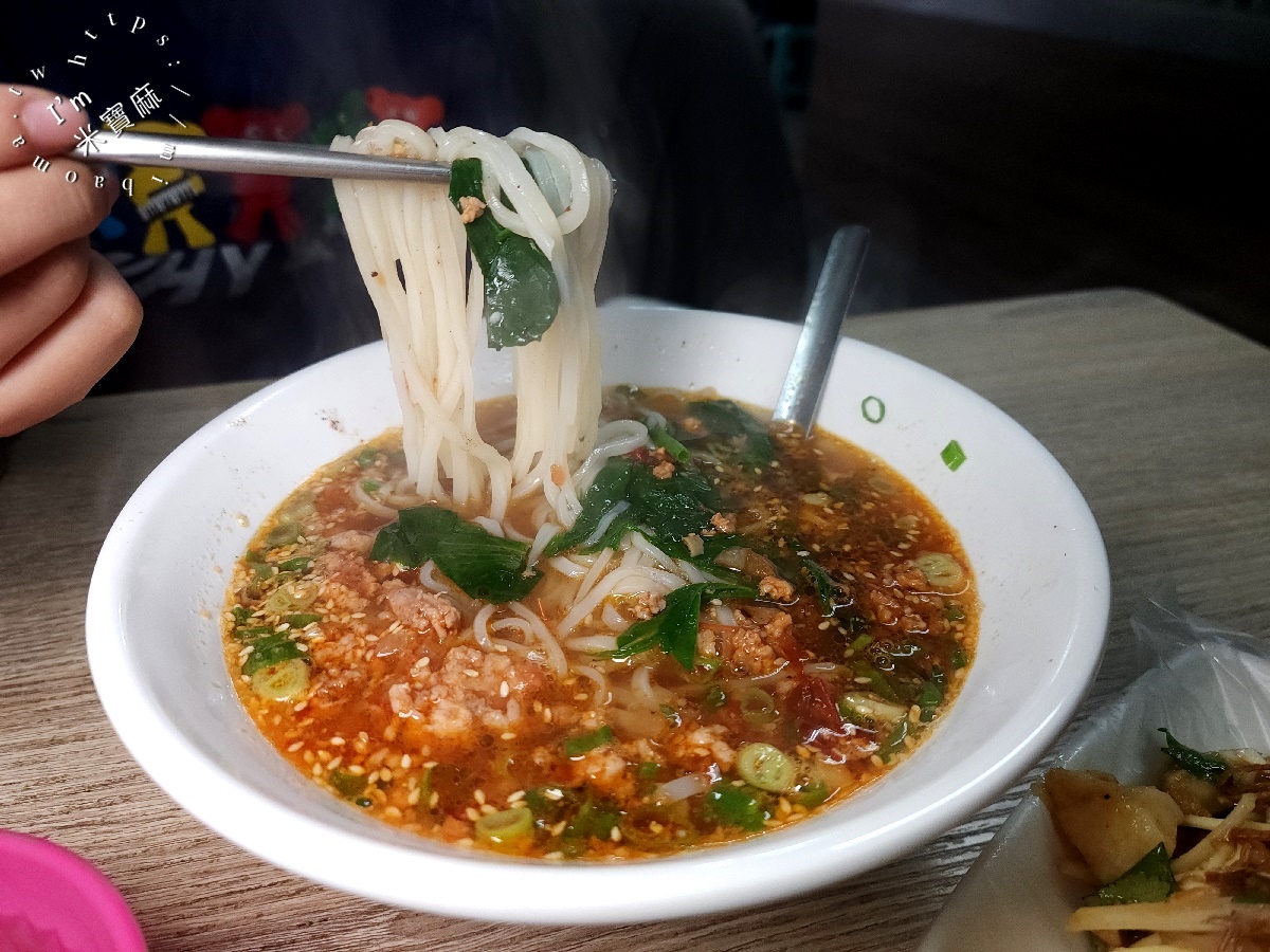 傣族姑娘｜中和華新街美食，平價異國料理的涼拌麵與粑粑絲美味探索！