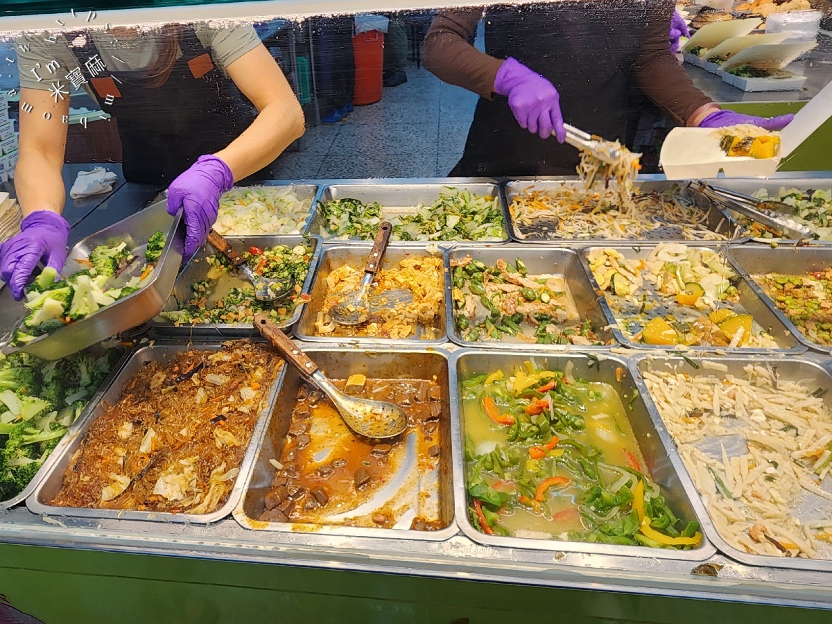 金門雞腿丸｜板橋金門街人氣便當排隊名店：多汁雞腿飯、香滷排骨一次滿足！