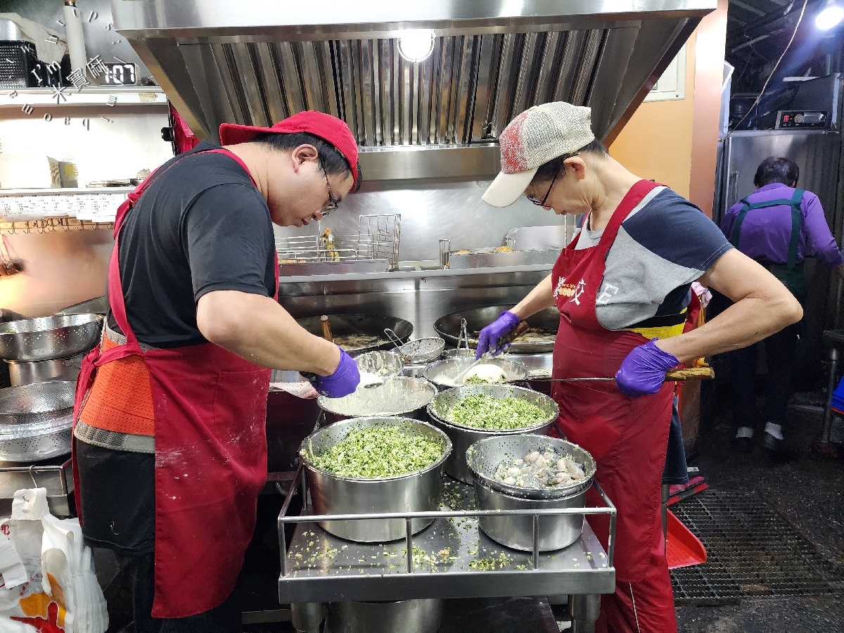 饗咬好佳蚵嗲｜南機場夜市必吃！40年老店的25種美味炸物，蚵嗲、花枝嗲、特色捲物一次滿足