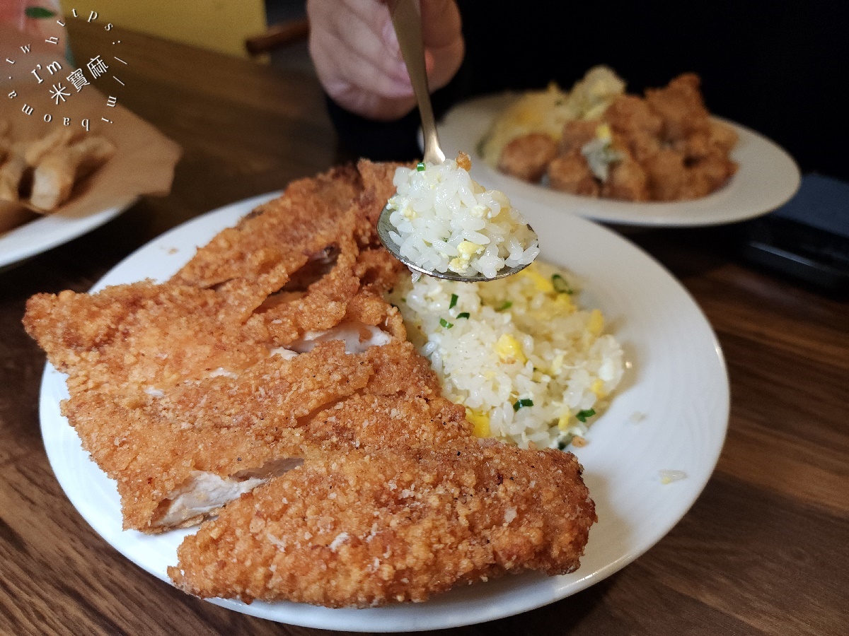 十饗炸雞炒飯｜板橋美食，酥脆雞排炒飯冷掉不油膩，大份量滿足你的胃