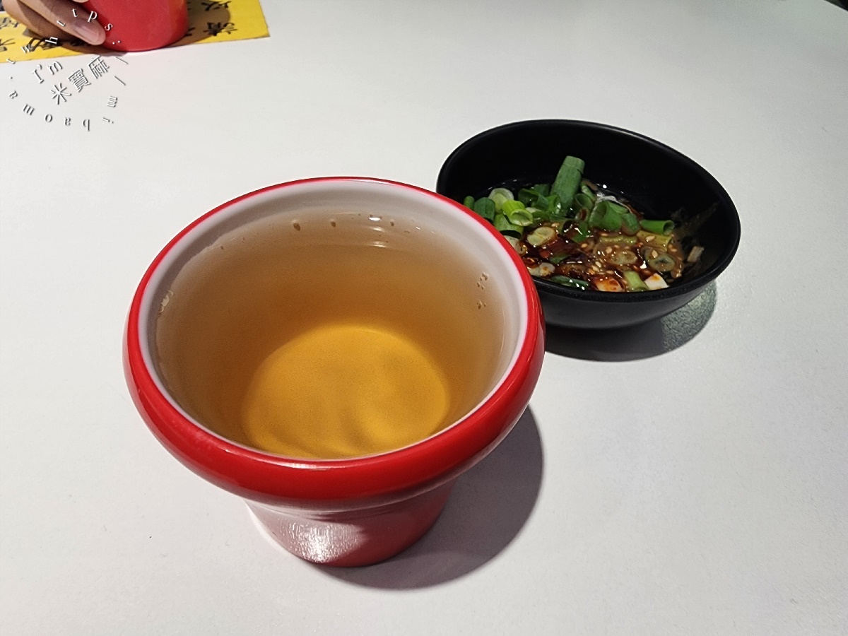 愛情麻辣燙｜台北車站美食，秤重自選、湯頭豐富，白飯麵無限還有免單秘訣！