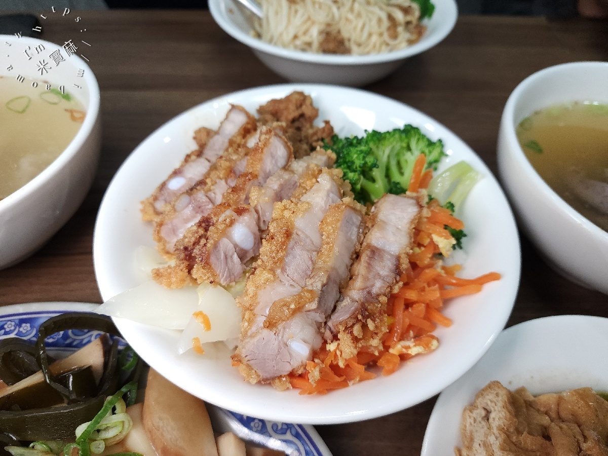 阿卡乾麵｜中和美食，多口味乾麵、爆汁花干與銷魂紅燒肉飯，人氣小吃攻略