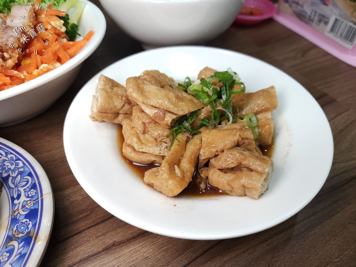 阿卡乾麵｜中和美食，多口味乾麵、爆汁花干與銷魂紅燒肉飯，人氣小吃攻略