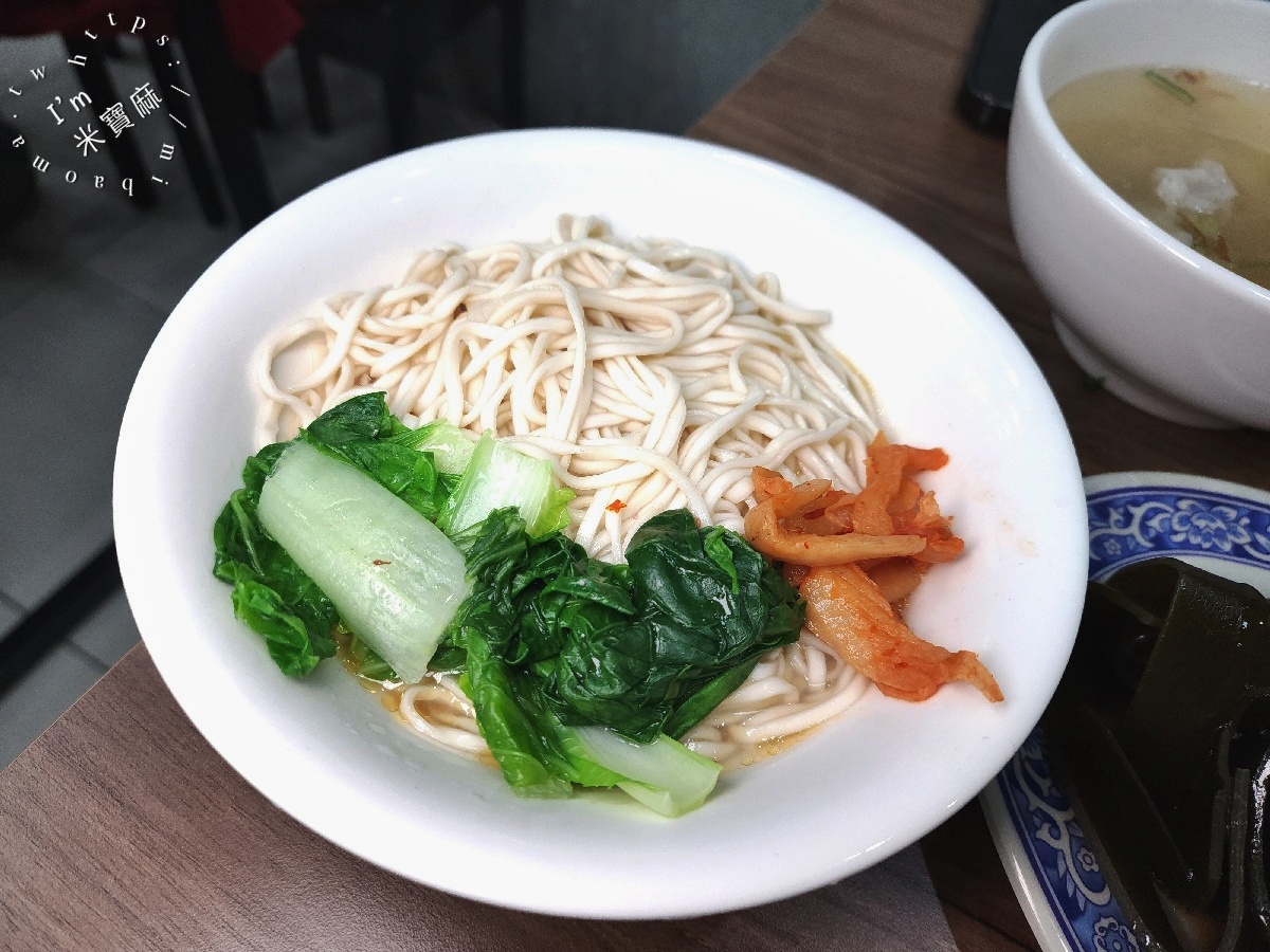 阿卡乾麵｜中和美食，多口味乾麵、爆汁花干與銷魂紅燒肉飯，人氣小吃攻略