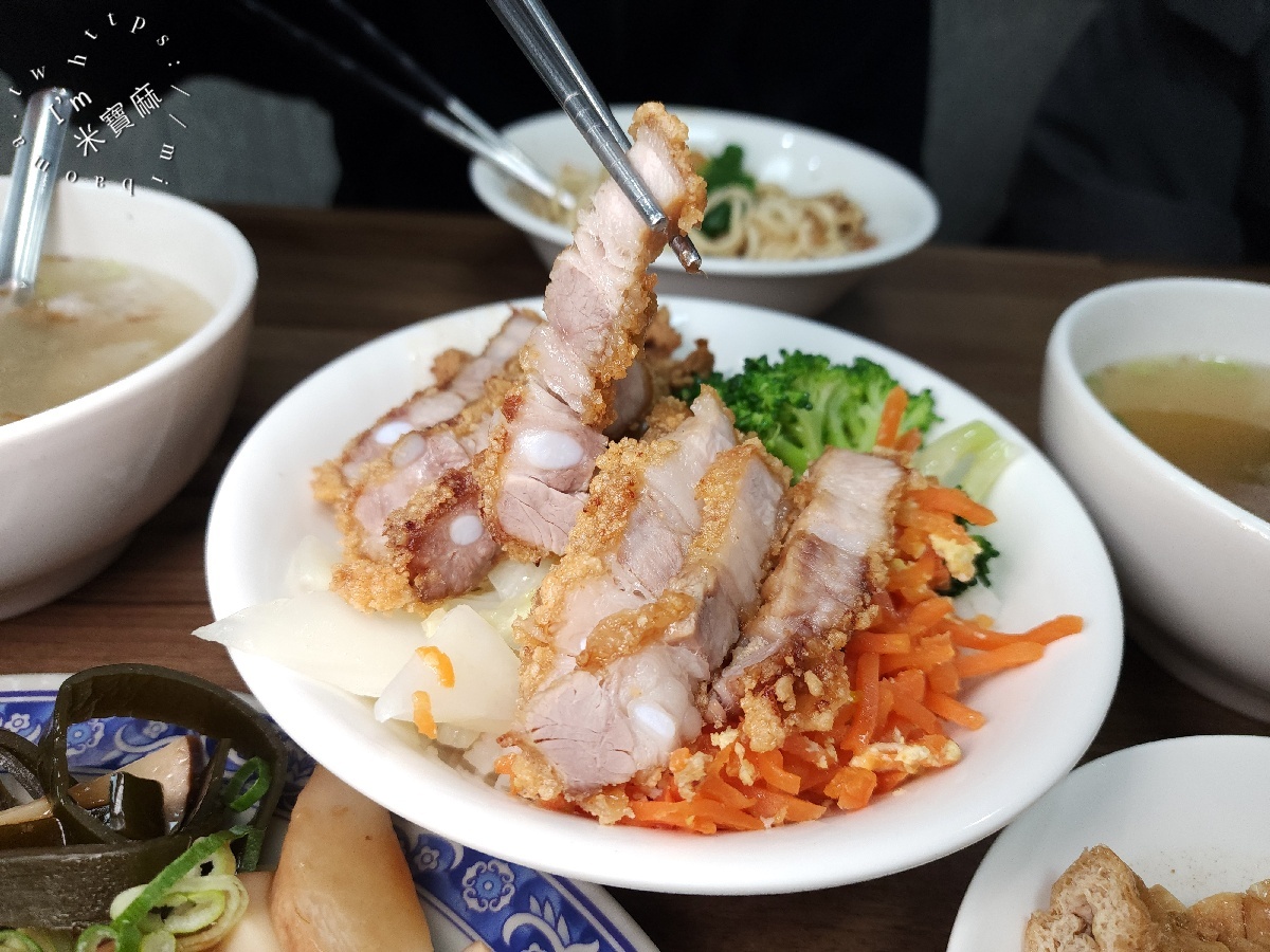 阿卡乾麵｜中和美食，多口味乾麵、爆汁花干與銷魂紅燒肉飯，人氣小吃攻略