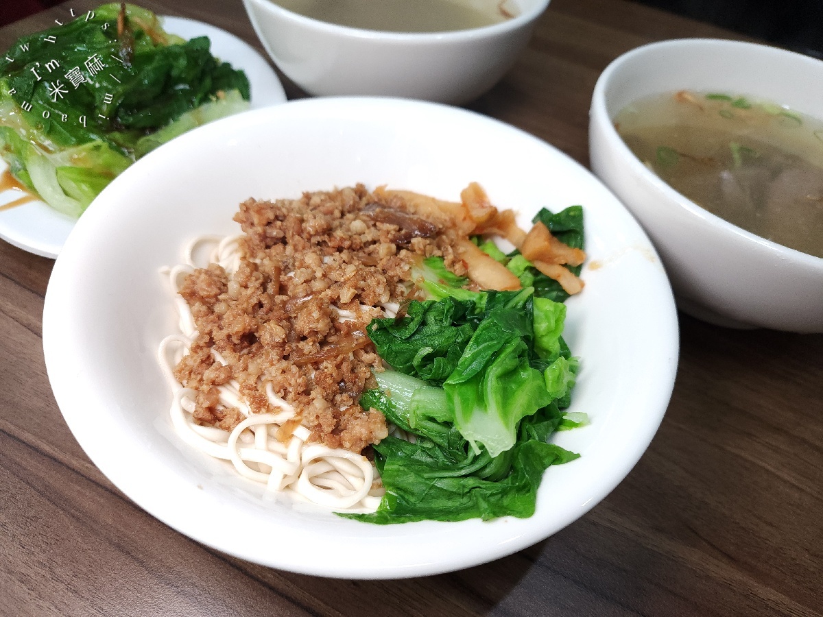 阿卡乾麵｜中和美食，多口味乾麵、爆汁花干與銷魂紅燒肉飯，人氣小吃攻略