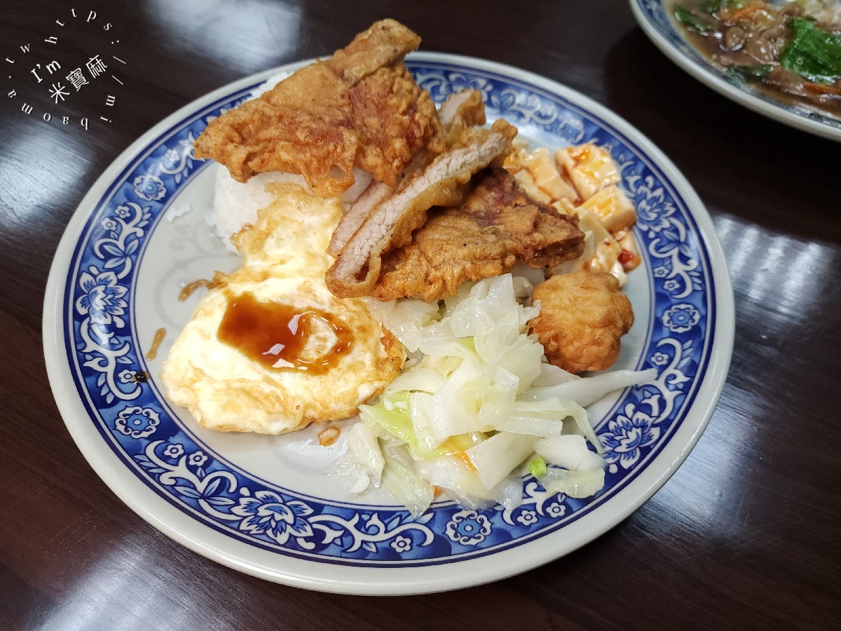 霸王熱炒｜新店大豐路美食，CP值爆棚平價熱炒，炒飯、排骨飯、牛肉燴飯必點攻略