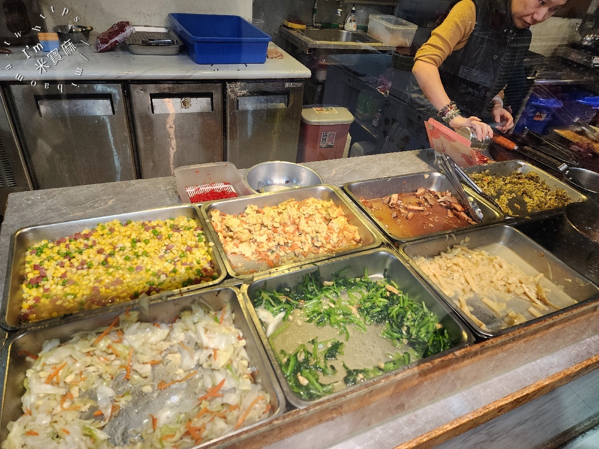 胡家廟口排骨飯｜土城美食，晚來吃不到！青雲路銷魂排骨便當，在地人激推的秒殺美食