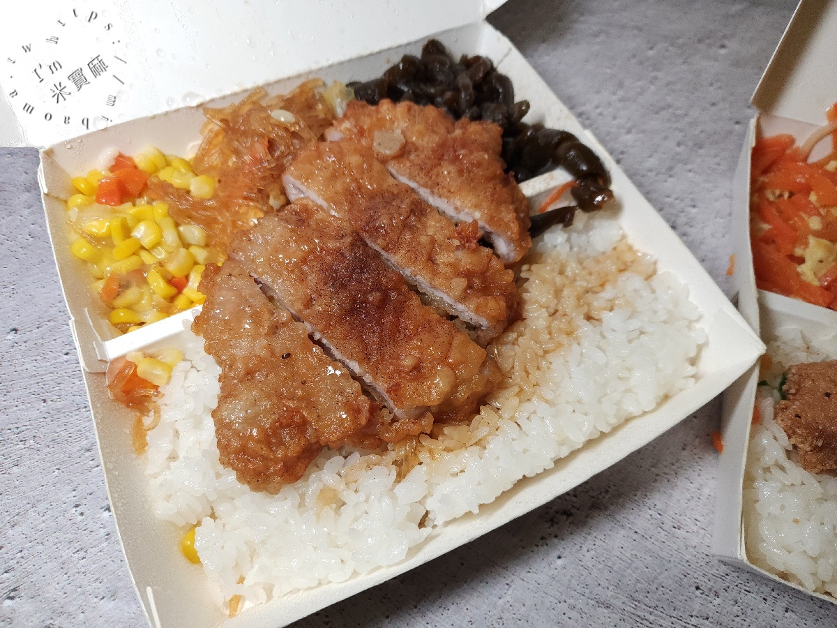明峰烤肉飯 ｜板橋在地激推排隊便當！烤肉、雞腿、排骨飯都銷魂，價格平實、配菜還可自選